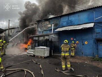У Києві сталася масштабна пожежа на складі