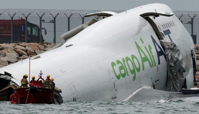 У Гонконзі літак зіткнувся з авто і впав у море – загинули двоє працівників аеропорту