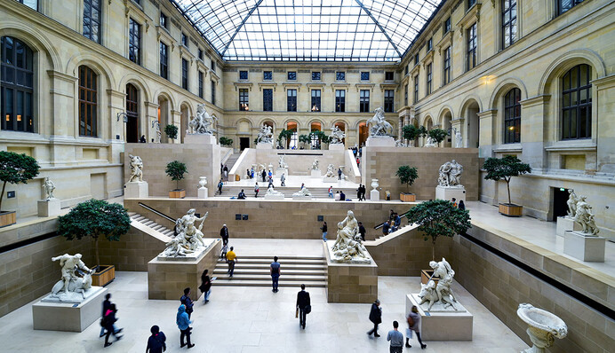 Макрон пообіцяв повернути викрадені з Лувру коштовності