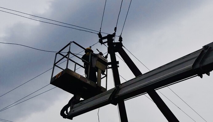 В течение недели энергетики вернули электричество в дома 210 тысяч семей после обстрелов - ДТЭК