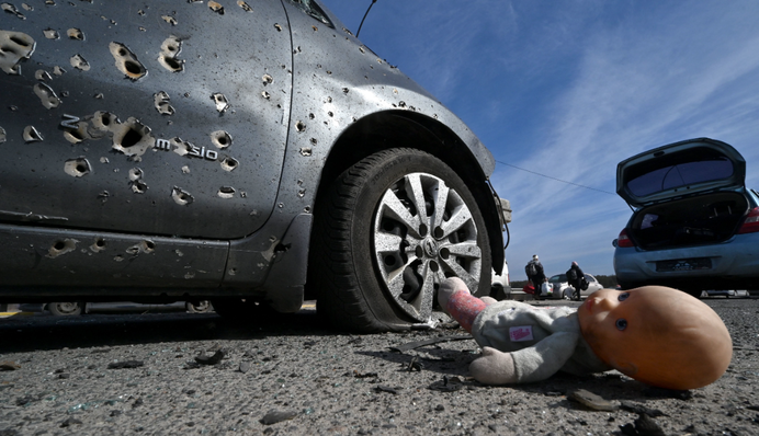 Россияне атаковали гражданское авто из дрона в Херсоне — ранены два человека