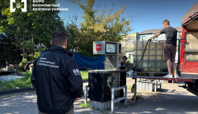 У Києві викрили дві АЗС, що торгували нелегальним пальним