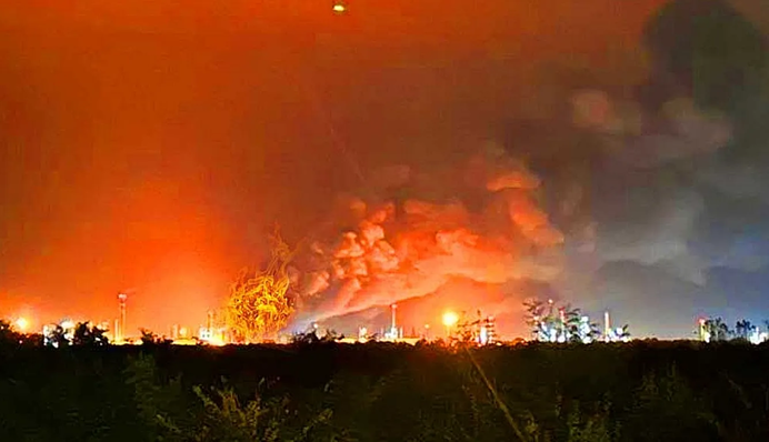 В Венгрии недалеко от Будапешта горит нефтеперерабатывающий завод