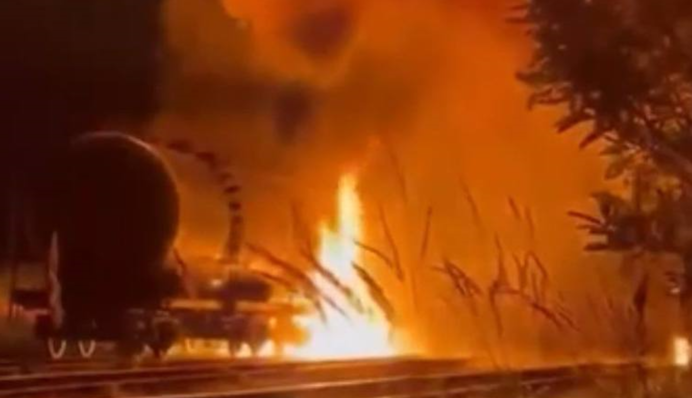 На залізниці сполученням Псков –  Санкт-Петербург стався вибух: спалахнув вантажний потяг