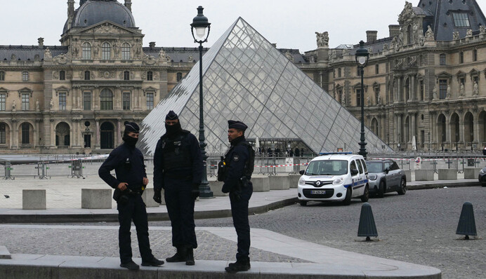 Ограбление века: в Лувре оценили стоимость похищения драгоценностей