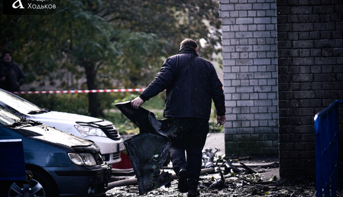 Поврежденные квартиры и выбитые окна – фото последствий атаки РФ в Дарницком районе Киева