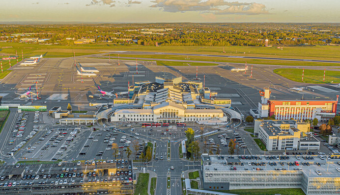 Аэропорт Вильнюса приостанавливал работу из-за десятков воздушных шаров контрабандистов