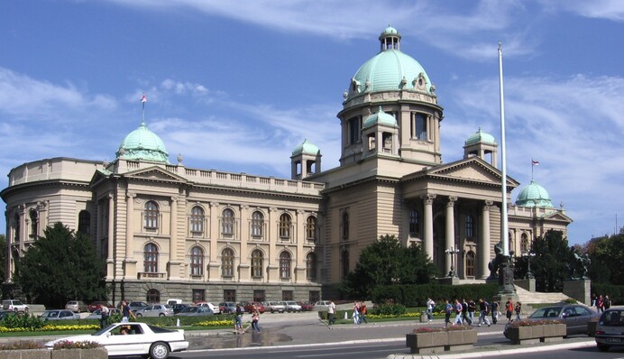 Поблизу парламенту Сербії сталася стрілянина