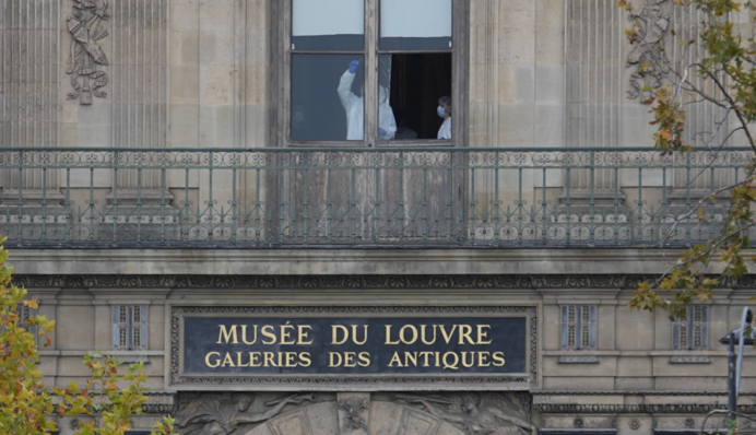 Після масштабної крадіжки Лувр знову відкриває двері для відвідувачів