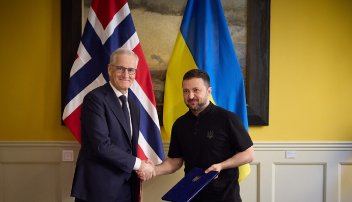 Зеленский прибыл в Норвегию и встретился с премьером страны Стере