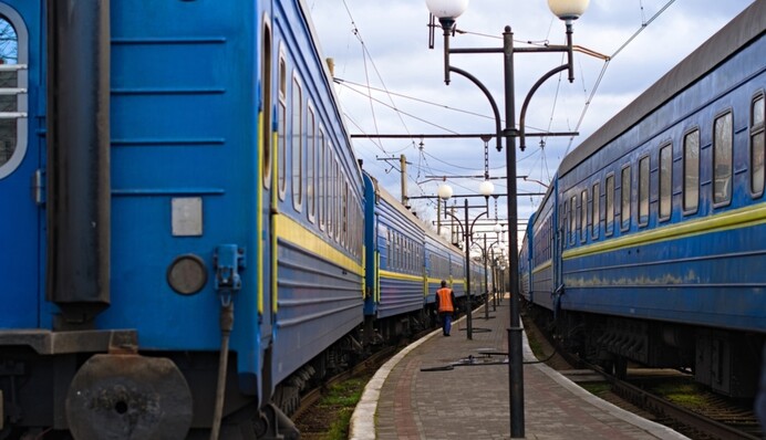 Через масовані обстріли Укрзалізниця змінює маршрути та графік руху поїздів – деталі