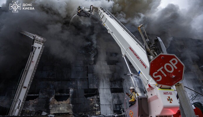 В столице 300 спасателей беспрерывно борются с последствиями очередного удара РФ