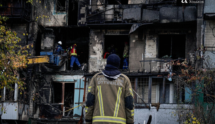 Пошкоджені пожежою квартири та вибиті вікна – фото наслідків атаки РФ у Лісовому масиві столиці