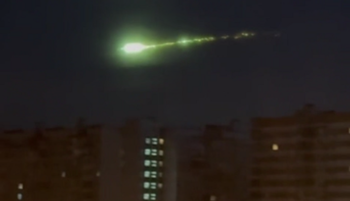 Над Москвой заметили яркий объект с зеленым сиянием