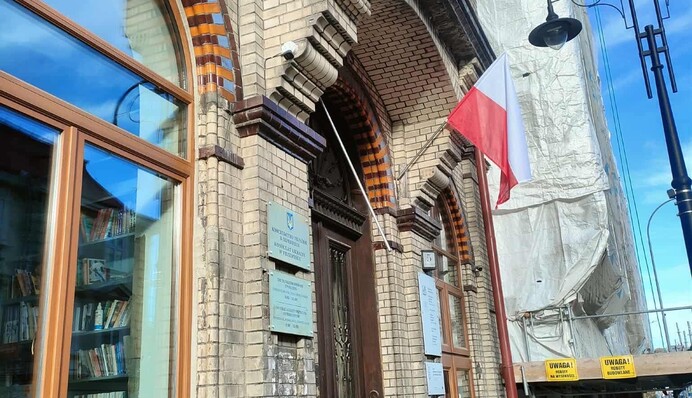 У польському Перемишлі невідомі зірвали прапор України з будівлі консульства