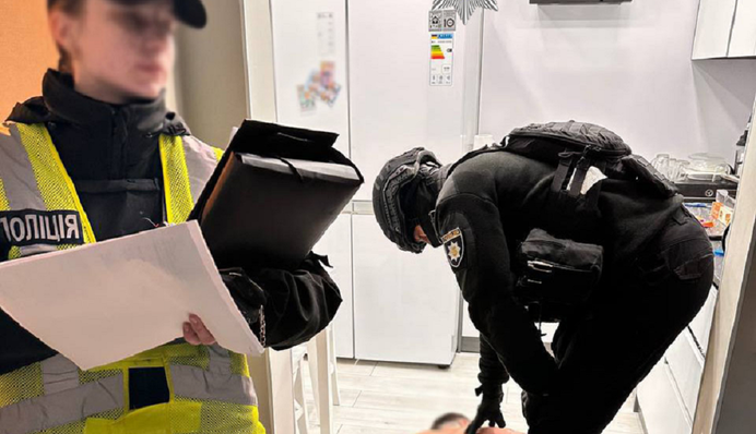 В Киеве мужчина устроил стрельбу возле дома и ранил двух прохожих