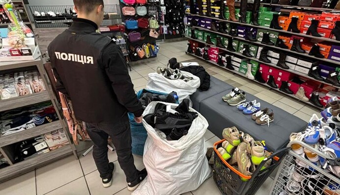 На Одещині правоохоронці викрили мережу продажу підробленого спортивного одягу та взуття