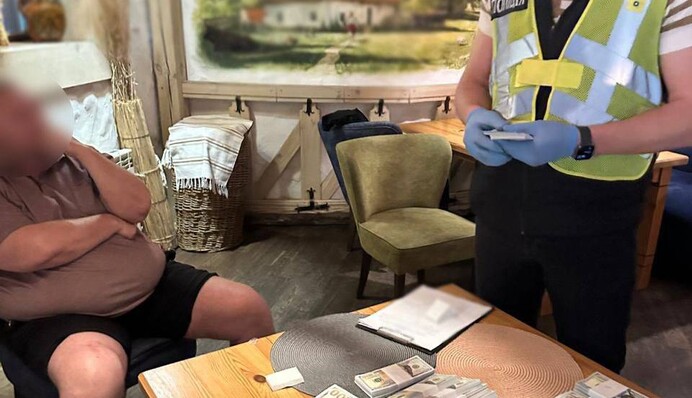 У Києві двоє чоловіків за 500 тисяч доларів «продавали» керівну посаду одного з держпідприємств НААН України