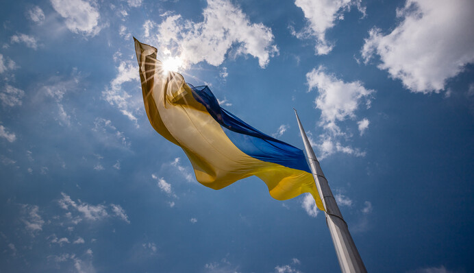 В Одесі оголосили підозру жінці, яка розмістила відео, як зриває з фасаду прапор України та викидає його у смітник