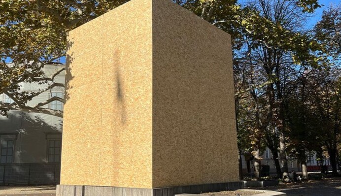 В Одессе памятник Пушкину закрыли деревянными плитами по решению ОВА