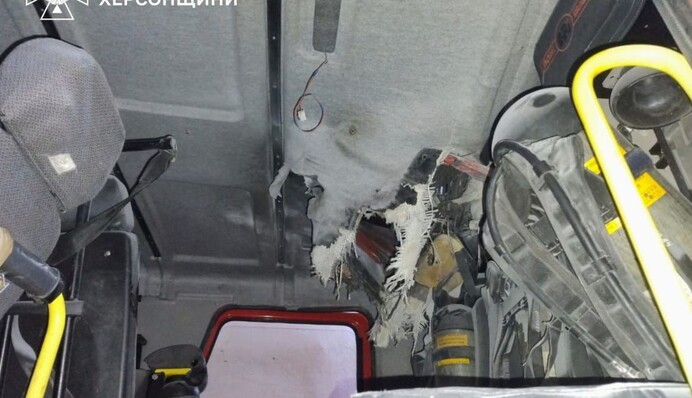 В Херсоне россияне дроном атаковали спасателей, тушивших пожар после обстрела