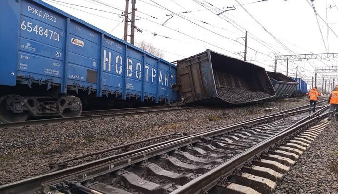 У Мурманській області п'ять вагонів із нафтопродуктами зійшли з рейок