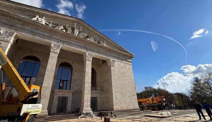 Росія відновлює драмтеатр у Маріуполі, зруйнований під час бомбардування