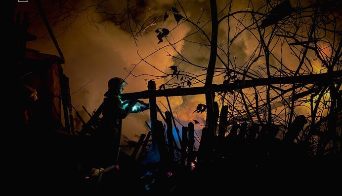 ГСЧС ликвидировала пожары после ракетных ударов по жилым домам в Сумской области