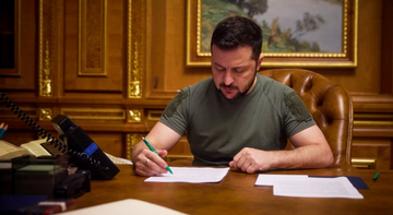 Зеленский подписал закон о временном бронировании новых работников предприятий ОПК