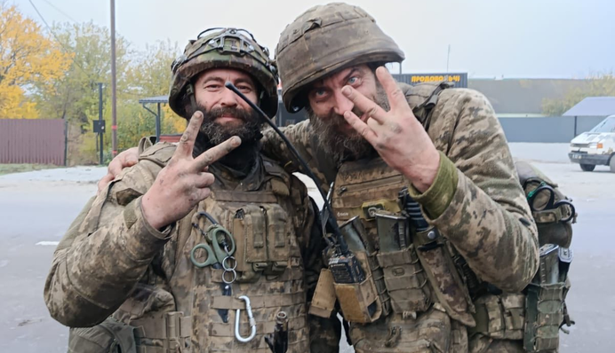 Обороняли позиции 165 суток: двух бойцов Сил терробороны наградят 