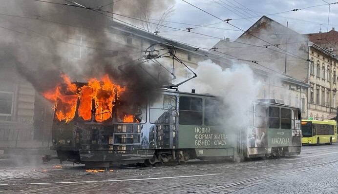 В центре Львова трамвай охватил огонь, причины инцидента выясняют