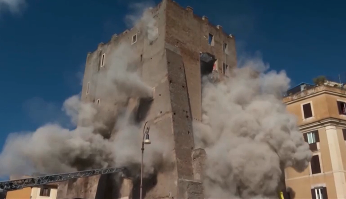 В центре Рима обрушилась средневековая башня: под завалами человек
