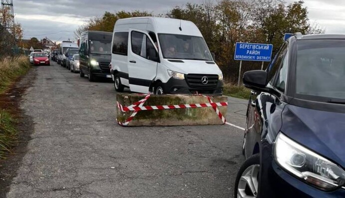 Після втечі водія, який протаранив шлагбаум на західному кордоні, встановили бетонні блоки
