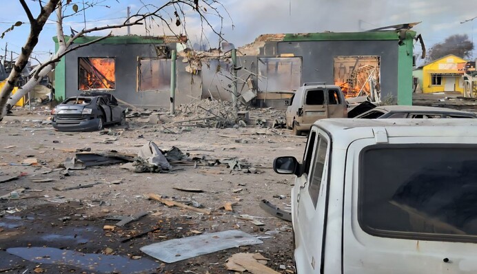 РФ вдарила по центру селища на Дніпропетровщині: є жертви та постраждалі