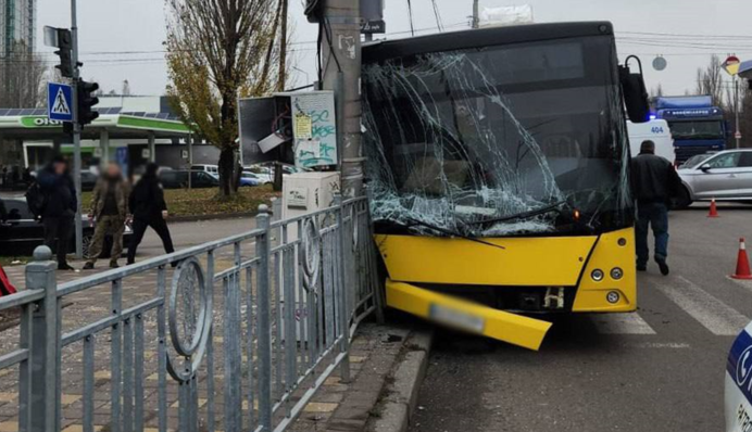 В Киеве произошло ДТП с участием автобуса: пятеро пострадавших