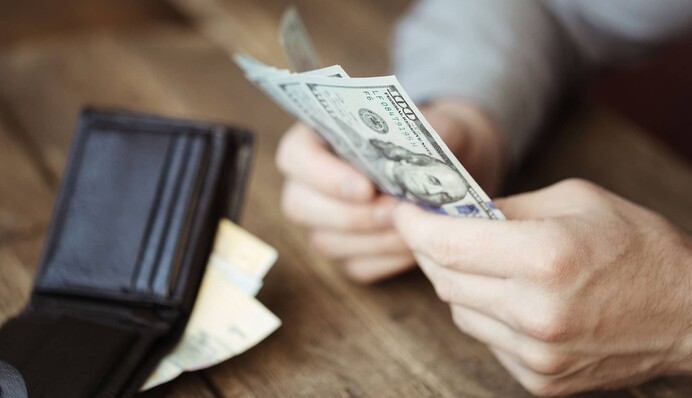 В Україні хочуть автоматично блокувати рахунки боржників: нардеп розповів про деталі законопроєкту