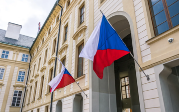 Правительство Чехии во главе с Фиалой утвердило свою отставку