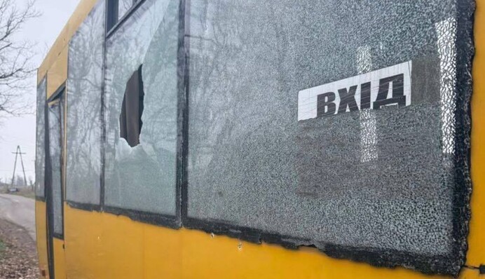 Росіяни вдарили дроном по пасажирському автобусу у Краматорську — є поранені
