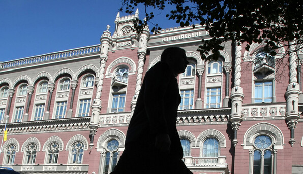 ​В Симферополе неизвестные штурмуют здание меджлиса