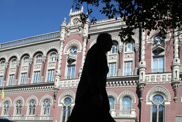 ​В Симферополе неизвестные штурмуют здание меджлиса