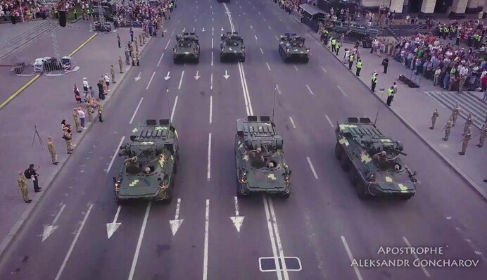 Тяжелая военная техника на Крещатике: яркое видео с дрона