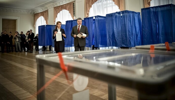 Порошенко улыбался, а Яценюк был в непривычном виде: появились фото политиков на выборах