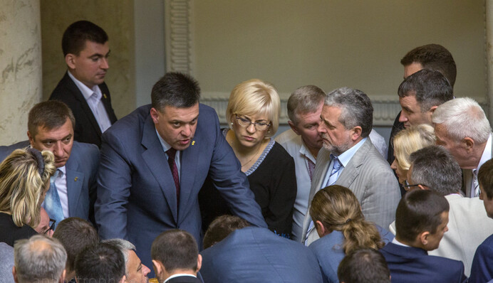 Из большинства на выход