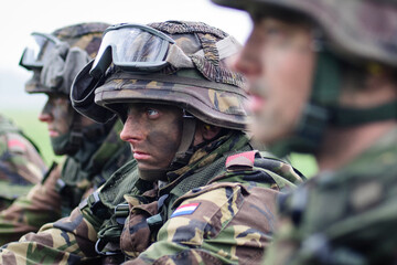 700 голландцев