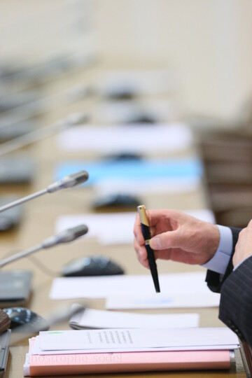 Государственную службу очистят от политики