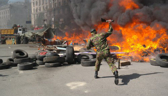 На Майдане устроили шинодемонтаж