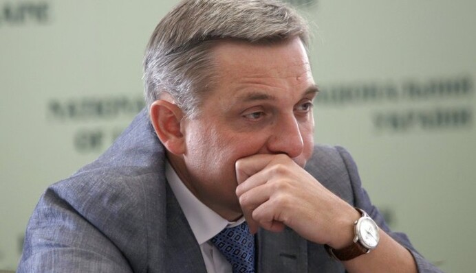 Уйти, чтоб избежать позора