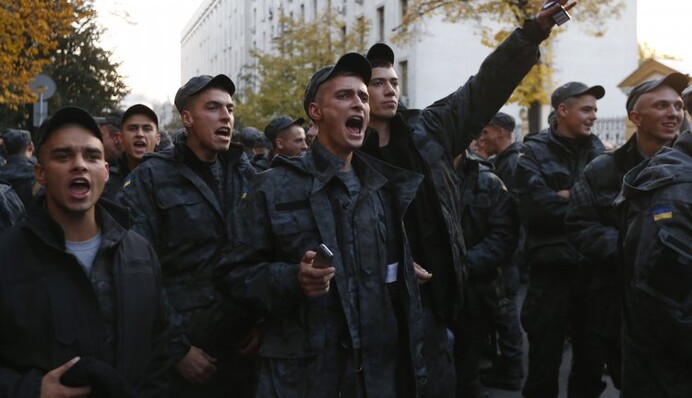 Петру Порошенко наиграли дембельский аккорд