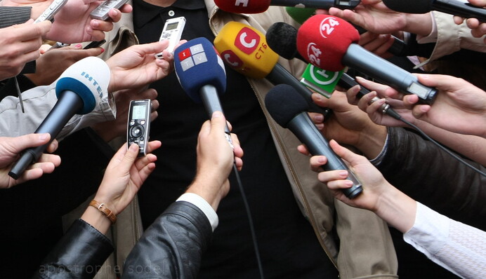 Политическая реклама не спешит раскрываться