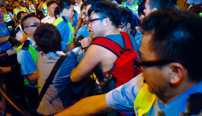 Протесты в Гонконге «зашли слишком далеко»